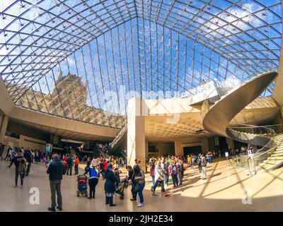 PARIS, FRANKREICH - 8. APRIL 2018: Der Louvre oder das Louvre Museum ist das größte Kunstmuseum der Welt und ein historisches Monument in Paris, Frankreich. Stockfoto