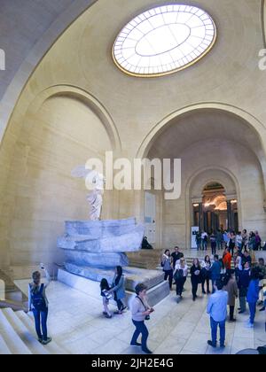 PARIS, FRANKREICH - 8. APRIL 2018: Der Louvre oder das Louvre Museum ist das größte Kunstmuseum der Welt und ein historisches Monument in Paris, Frankreich. Stockfoto