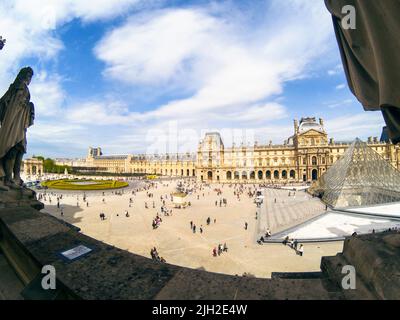 PARIS, FRANKREICH - 8. APRIL 2018: Der Louvre oder das Louvre Museum ist das größte Kunstmuseum der Welt und ein historisches Monument in Paris, Frankreich. Stockfoto