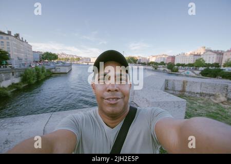 Schöner junger Latein, der in der Stadt lyon, frankreich, Selfie macht Stockfoto