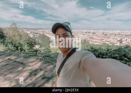 Schöner junger Latein, der in der Stadt lyon, frankreich, Selfie macht Stockfoto