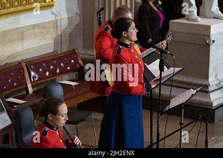 Washington DC, USA. 14.. Juli 2022. Washington, USA. 14.. Juli 2022. Mitglieder des „The President's Own“ United States Marine Band Vocal and String Ensembles spielen während eines Dienstes für den Marine Chief Warrant Officer 4 Hershel Woodrow „Woody“ Williams, den letzten überlebenden Träger der Ehrenmedaille des Zweiten Weltkriegs, Der in der Rotunde des US-Kapitols in Washington, DC, USA, am 14. Juli 2022 zu Ehren liegt. Der Veteran des Marine Corps, der am 29.. Juni starb, erhielt die höchste Auszeichnung des Landes für seine Aktionen auf Iwo Jima. (Foto von Pool/Sipa USA) Credit: SIPA USA/Alamy Live News Credit: SIPA USA/Alamy Live N Stockfoto