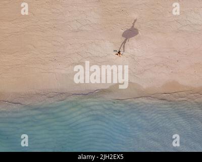 Luftaufnahme von Surfer am Strand Stockfoto