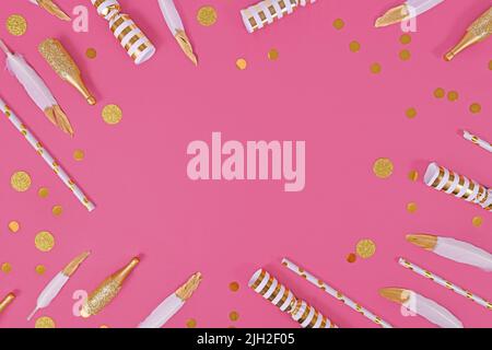 Party flach legen mit goldenen und weißen Dekoration wie Konfetti und Federn bilden Grenze um rosa Hintergrund Stockfoto