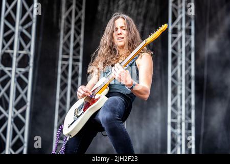 Oslo, Norwegen. 23., Juni 2022. Die amerikanische Heavy Metal Band Baroness spielt ein Live-Konzert während des norwegischen Musikfestivals Tons of Rock 2022 in Oslo. Hier ist Gitarrist Gina Gleason live auf der Bühne zu sehen. (Foto: Gonzales Photo - Terje Dokken). Stockfoto