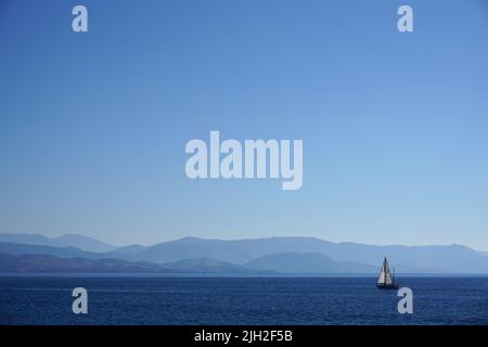 Ein kleines Boot im großen blauen Meer Stockfoto