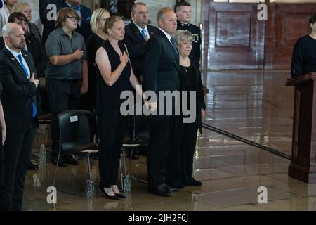 Washington DC, USA. 14.. Juli 2022. Kim Graham, Tom Graham, Und Tracy Ross, die Tochter des Marine Chief Warrant Officer 4 Hershel Woodrow 'Woody' Williams, der letzte überlebende Empfänger der Ehrenmedaille des Zweiten Weltkriegs, reagiert, als seine Schatulle am Donnerstag, den 14. Juli 2022, in der Rotunde des US-Kapitols in Washington, DC, zu Ehren liegt. Der Veteran des Marine Corps, der am 29.. Juni starb, erhielt die höchste Auszeichnung des Landes für seine Aktionen auf Iwo Jima. Pool Foto von Eric Lee/UPI Kredit: UPI/Alamy Live Nachrichten Stockfoto