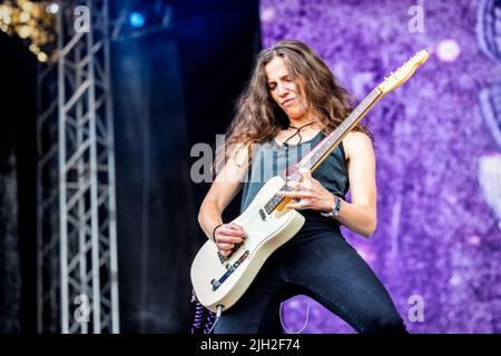 Oslo, Norwegen. 23., Juni 2022. Die amerikanische Heavy Metal Band Baroness spielt ein Live-Konzert während des norwegischen Musikfestivals Tons of Rock 2022 in Oslo. Hier ist Gitarrist Gina Gleason live auf der Bühne zu sehen. (Foto: Gonzales Photo - Terje Dokken). Stockfoto