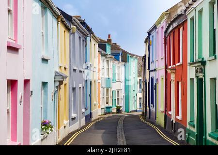 Farbenfrohe Reihenhäuser in der Irsha Street im Küstendorf Appledore, Devon, England Stockfoto