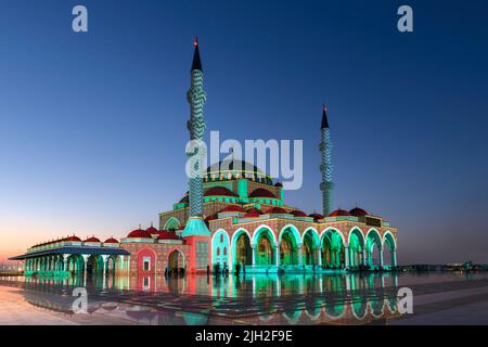 Wunderschöne Aussicht auf die große Moschee von Sharjah während des Sharjah Light Festivals, Vereinigte Arabische Emirate Stockfoto