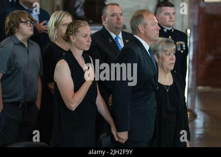 Washington DC, USA. 14.. Juli 2022. Kim Graham, Tom Graham, Und Tracy Ross, die Tochter des Marine Chief Warrant Officer 4 Hershel Woodrow 'Woody' Williams, der letzte überlebende Empfänger der Ehrenmedaille des Zweiten Weltkriegs, reagiert, als seine Schatulle am Donnerstag, den 14. Juli 2022, in der Rotunde des US-Kapitols in Washington, DC, zu Ehren liegt. Der Veteran des Marine Corps, der am 29.. Juni starb, erhielt die höchste Auszeichnung des Landes für seine Aktionen auf Iwo Jima. Pool Foto von Eric Lee/UPI Kredit: UPI/Alamy Live Nachrichten Stockfoto