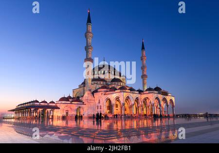 Wunderschöne Aussicht auf die große Moschee von Sharjah während des Sharjah Light Festivals, Vereinigte Arabische Emirate Stockfoto