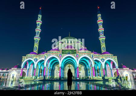 Wunderschöne Aussicht auf die große Moschee von Sharjah während des Sharjah Light Festivals, Vereinigte Arabische Emirate Stockfoto