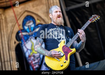 Oslo, Norwegen. 23., Juni 2022. Die amerikanische Metalband Mastodon spielt ein Live-Konzert während des norwegischen Musikfestivals Tons of Rock 2022 in Oslo. Hier ist Gitarrist Brent Hinds live auf der Bühne zu sehen. (Foto: Gonzales Photo - Terje Dokken). Stockfoto