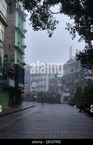 Gangtok, Indien - 21. Juni 2022: Menschen, die morgens in der geschäftigen MG Marg Straße, MG Marg Straße, spazieren gehen. Stockfoto