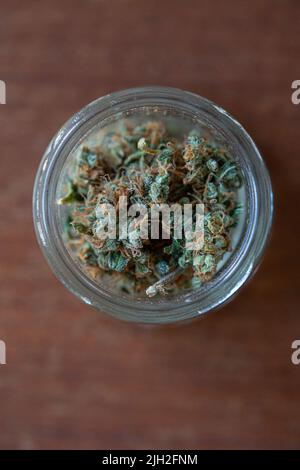 Draufsicht auf ein Glas mit Cannabis Sativa Stockfoto