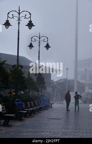 Gangtok, Indien - 21. Juni 2022: Menschen, die morgens in der geschäftigen MG Marg Straße, MG Marg Straße, spazieren gehen. Stockfoto