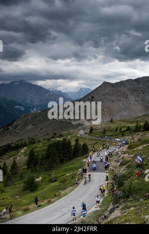 (Von L nach R) der Franzose David Gaudu (Team Groupama-FDJ) und der Brite Adam Yates (Team Ineos) in Aktion auf den letzten Kilometern des Col du Granon während der Etappe 11. der Cycling Tour de France 2022. Die 11. Etappe der Tour de France 2022 zwischen Albertville und dem Col du Granon mit einer Strecke von 151,7 km. Etappensieger ist der Däne Jonas Vingegaard (Jumbo Visma Team) Der auch den ersten Platz in der Gesamtwertung auf Kosten des Slowenen Tadej Pogacar (Team VAE Emirates) einnimmt. Der Kolumbianer Nairo Quintana (Team ARKEA Samsic) belegte den zweiten Platz Stockfoto