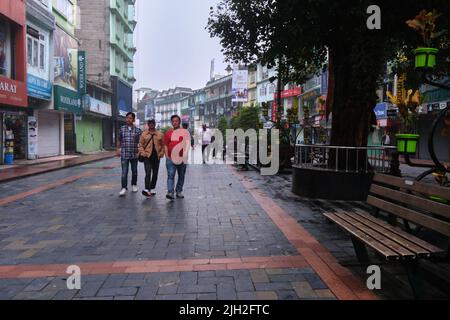 Gangtok, Indien - 21. Juni 2022: Menschen, die morgens in der geschäftigen MG Marg Straße, MG Marg Straße, spazieren gehen. Stockfoto