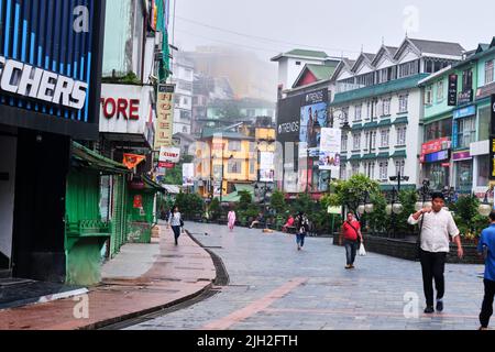 Gangtok, Indien - 21. Juni 2022: Menschen, die morgens in der geschäftigen MG Marg Straße, MG Marg Straße, spazieren gehen. Stockfoto