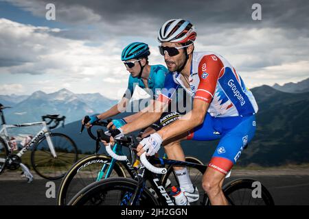 (Von L nach R) der Amerikaner Joe Dombrowski und der Franzose Thibaut Pinot (Team Groupama-FDJ) in Aktion auf den letzten Kilometern der Steigung des Col du Granon während der Etappe 11. der Cycling Tour de France 2022. Die 11. Etappe der Tour de France 2022 zwischen Albertville und dem Col du Granon mit einer Strecke von 151,7 km. Etappensieger ist der Däne Jonas Vingegaard (Jumbo Visma Team) Der auch den ersten Platz in der Gesamtwertung auf Kosten des Slowenen Tadej Pogacar (Team VAE Emirates) einnimmt. Der Kolumbianer Nairo Quintana (ARKEA Samsic Team) belegte den zweiten Platz Stockfoto