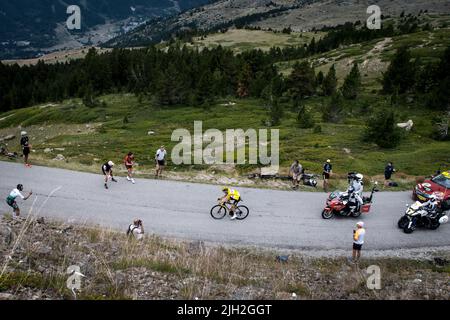 Slowenisches gelbes Hemd Tadej Pogacar (Team VAE Emirates) in Aktion auf den letzten Kilometern der Steigung des Col du Granon während der Etappe 11. der Cycling Tour de France 2022. Die 11. Etappe der Tour de France 2022 zwischen Albertville und dem Col du Granon mit einer Strecke von 151,7 km. Etappensieger ist der Däne Jonas Vingegaard (Jumbo Visma Team) Der auch den ersten Platz in der Gesamtwertung auf Kosten des Slowenen Tadej Pogacar (Team VAE Emirates) einnimmt. Der Kolumbianer Nairo Quintana (Team ARKEA Samsic) belegte den zweiten Platz in der Etappe vor dem Franzosen Stockfoto