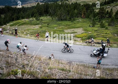 Der Franzose Romain Bardet (Team DSM) in Aktion auf den letzten Kilometern der Steigung des Col du Granon während der Etappe 11. der Cycling Tour de France 2022. Die 11. Etappe der Tour de France 2022 zwischen Albertville und dem Col du Granon mit einer Strecke von 151,7 km. Etappensieger ist der Däne Jonas Vingegaard (Jumbo Visma Team) Der auch den ersten Platz in der Gesamtwertung auf Kosten des Slowenen Tadej Pogacar (Team VAE Emirates) einnimmt. Der Kolumbianer Nairo Quintana (Team ARKEA Samsic) belegte den zweiten Platz in der Etappe vor dem Franzosen Romain Bardet (DSM-Team) Stockfoto