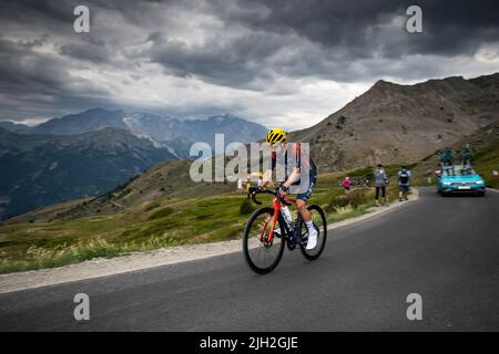 Der Spanier Jonathan Castroviejo (Team Ineos) in Aktion auf den letzten Kilometern der Steigung des Col du Granon während der Etappe 11. der Cycling Tour de France 2022. Die 11. Etappe der Tour de France 2022 zwischen Albertville und dem Col du Granon mit einer Strecke von 151,7 km. Etappensieger ist der Däne Jonas Vingegaard (Jumbo Visma Team) Der auch den ersten Platz in der Gesamtwertung auf Kosten des Slowenen Tadej Pogacar (Team VAE Emirates) einnimmt. Der Kolumbianer Nairo Quintana (Team ARKEA Samsic) belegte den zweiten Platz in der Etappe vor dem Franzosen Romain Bardet Stockfoto