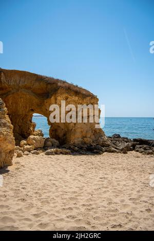 Ocean Beach und Felsen Landschaft, Zen Blick. Reisen entlang der Küste. Südeuropa, Atlantischer Ozean. Ruhiges Meerwasser. Stockfoto