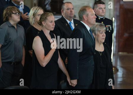 Washington DC, USA. 14.. Juli 2022. Kim Graham, Tom Graham und Tracy Ross, die Tochter des Marine Chief Warrant Officer 4 Hershel Woodrow „Woody“ Williams, der letzte überlebende Empfänger der Ehrenmedaille des Zweiten Weltkriegs, reagieren, als seine Schatulle in der Rotunde des US-Kapitols in Washington, DC, USA, am 14. Juli 2022 zu Ehren liegt. Der Veteran des Marine Corps, der am 29.. Juni starb, erhielt die höchste Auszeichnung des Landes für seine Aktionen auf Iwo Jima. Foto von ERIC LEE/Pool/ABACAPRESS.COM Quelle: Abaca Press/Alamy Live News Stockfoto