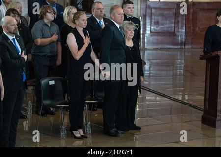 Washington DC, USA. 14.. Juli 2022. Kim Graham, Tom Graham und Tracy Ross, die Tochter des Marine Chief Warrant Officer 4 Hershel Woodrow „Woody“ Williams, der letzte überlebende Empfänger der Ehrenmedaille des Zweiten Weltkriegs, reagieren, als seine Schatulle in der Rotunde des US-Kapitols in Washington, DC, USA, am 14. Juli 2022 zu Ehren liegt. Der Veteran des Marine Corps, der am 29.. Juni starb, erhielt die höchste Auszeichnung des Landes für seine Aktionen auf Iwo Jima. Foto von ERIC LEE/Pool/ABACAPRESS.COM Quelle: Abaca Press/Alamy Live News Stockfoto