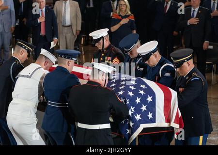 Washington DC, USA. 14.. Juli 2022. Die Schatulle des Marine Chief Warrant Officer 4 Hershel Woodrow „Woody“ Williams, der letzte überlebende Träger der Ehrenmedaille des Zweiten Weltkriegs, wird am 14. Juli 2022 in die Rotunde des US-Kapitols in Washington, DC, USA, getragen. Der Veteran des Marine Corps, der am 29.. Juni starb, erhielt die höchste Auszeichnung des Landes für seine Aktionen auf Iwo Jima. Foto von ERIC LEE/Pool/ABACAPRESS.COM Quelle: Abaca Press/Alamy Live News Stockfoto