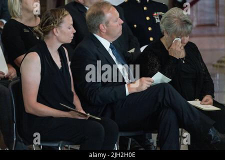 Washington DC, USA. 14.. Juli 2022. Kim Graham, Tom Graham und Tracy Ross, die Tochter des Marine Chief Warrant Officer 4 Hershel Woodrow „Woody“ Williams, der letzte überlebende Empfänger der Ehrenmedaille des Zweiten Weltkriegs, reagieren, als seine Schatulle in der Rotunde des US-Kapitols in Washington, DC, USA, am 14. Juli 2022 zu Ehren liegt. Der Veteran des Marine Corps, der am 29.. Juni starb, erhielt die höchste Auszeichnung des Landes für seine Aktionen auf Iwo Jima. Foto von ERIC LEE/Pool/ABACAPRESS.COM Quelle: Abaca Press/Alamy Live News Stockfoto