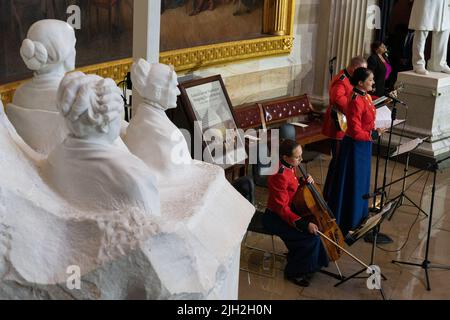 Washington DC, USA. 14.. Juli 2022. Mitglieder des „The President's Own“ United States Marine Band Vocal and String Ensembles spielen während eines Dienstes für den Marine Chief Warrant Officer 4 Hershel Woodrow „Woody“ Williams, den letzten überlebenden Träger der Ehrenmedaille des Zweiten Weltkriegs, Der in der Rotunde des US-Kapitols in Washington, DC, USA, am 14. Juli 2022 zu Ehren liegt. Der Veteran des Marine Corps, der am 29.. Juni starb, erhielt die höchste Auszeichnung des Landes für seine Aktionen auf Iwo Jima. Foto von ERIC LEE/Pool/ABACAPRESS.COM Quelle: Abaca Press/Alamy Live News Stockfoto