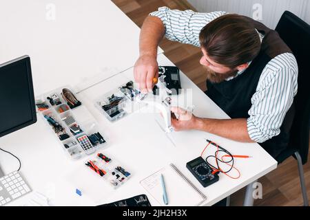 Draufsicht auf den Elektriker-Arbeitsplatz mit Werkzeugen Stockfoto