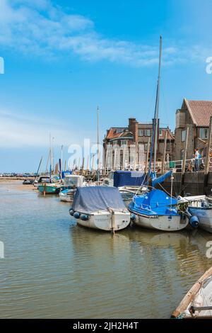 Blakeney Norfolk Coast, Blick im Sommer auf Menschen, die entlang Blakeney Quay an der nördlichen Norfolk-Küste, England, Großbritannien, wandern Stockfoto