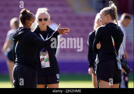 Der englische Alex Greenwood (Mitte) und Teamkollegen, darunter Leah Williamson (rechts) und Nikita Parris (links), inspizieren das Spielfeld nach einer Pressekonferenz im St. Mary's Stadium, Southampton. Bilddatum: Donnerstag, 14. Juli 2022. Stockfoto