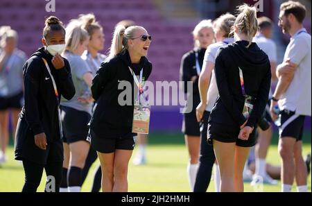 Der englische Alex Greenwood (Mitte) und Teamkollegen, darunter Leah Williamson (rechts) und Nikita Parris (links), inspizieren das Spielfeld nach einer Pressekonferenz im St. Mary's Stadium, Southampton. Bilddatum: Donnerstag, 14. Juli 2022. Stockfoto