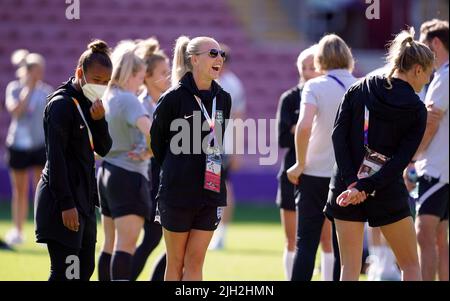 Der englische Alex Greenwood (Mitte) und Teamkollegen, darunter Leah Williamson (rechts) und Nikita Parris (links), inspizieren das Spielfeld nach einer Pressekonferenz im St. Mary's Stadium, Southampton. Bilddatum: Donnerstag, 14. Juli 2022. Stockfoto