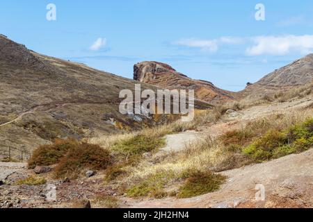 MADEIRA, PORTUGAL - 22. AUGUST 2021: Das sind die Hügel und Klippen von Cape San Lorenzo. Stockfoto