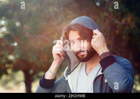 Porträt eines attraktiven Mannes mit Kapuze Stockfoto