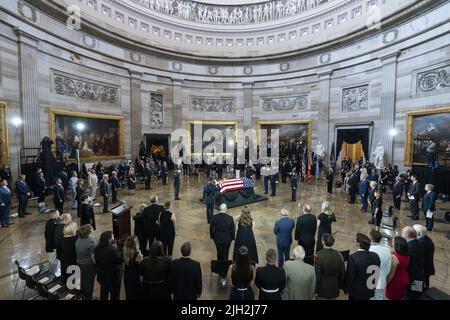 Washington DC, USA. 14.. Juli 2022. Die Fahnenschachtel mit den Resten von Hershel 'Woody' Williams liegt am Donnerstag, dem 14. Juli 2022, im US-Kapitol in Washington, DC, zu Ehren. Williams, der letzte verbleibende Träger der Ehrenmedaille aus dem Zweiten Weltkrieg, starb im Alter von 98 Jahren. Pool Foto von Alex Brandon/UPI Kredit: UPI/Alamy Live News Stockfoto