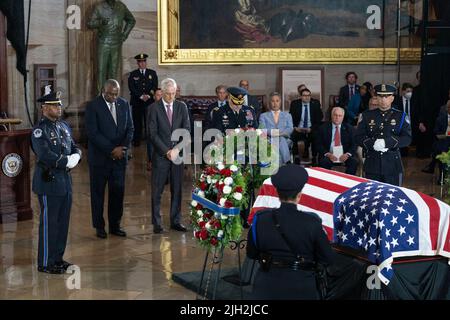 US-Verteidigungsminister Lloyd Austin (L) und Denis McDonough (C), Und der US-Vorsitzende der Joint Chiefs of Staff, General Mark Milley (R), zollt dem Marine Chief Warrant Officer 4 Hershel Woodrow „Woody“ Williams, dem letzten überlebenden Träger der Ehrenmedaille des Zweiten Weltkriegs, Der in der Rotunde des US-Kapitols in Washington, DC, USA, am 14. Juli 2022 zu Ehren liegt. Der Veteran des Marine Corps, der am 29.. Juni starb, erhielt die höchste Auszeichnung des Landes für seine Aktionen auf Iwo Jima. (Foto von Pool/Sipa USA) Stockfoto