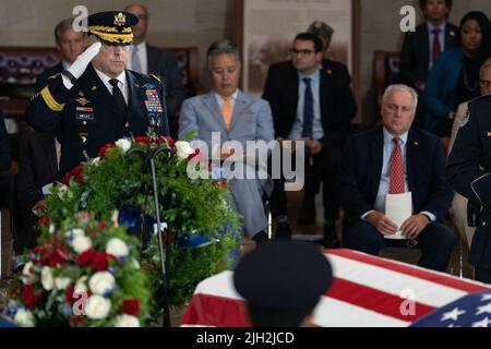 Washington DC, USA. 14.. Juli 2022. DER US-Vorsitzende der Generalstabschefs, General Mark Milley, begrüßt die Schatulle des Marine Chief Warrant Officer 4 Hershel Woodrow „Woody“ Williams, dem letzten überlebenden Träger der Ehrenmedaille des Zweiten Weltkriegs, Der in der Rotunde des US-Kapitols in Washington, DC, USA, am 14. Juli 2022 zu Ehren liegt. Der Veteran des Marine Corps, der am 29.. Juni starb, erhielt die höchste Auszeichnung des Landes für seine Aktionen auf Iwo Jima. (Foto von Pool/Sipa USA) Quelle: SIPA USA/Alamy Live News Stockfoto