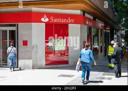 Madrid, Spanien. 14.. Juli 2022. Fußgänger gehen an der spanischen multinationalen Geschäftsbank und den Finanzdienstleistungen der spanischen Niederlassung von Santander vorbei. Kredit: SOPA Images Limited/Alamy Live Nachrichten Stockfoto