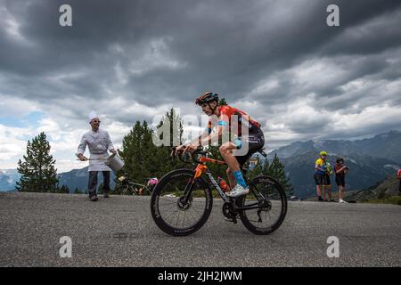 Der Slowene Matej Mohoric (Team Bahrain Victorious) in Aktion auf den letzten Kilometern des Col du Granon während der Etappe der Cycling Tour de France 2022 11.. Die 11. Etappe der Tour de France 2022 zwischen Albertville und dem Col du Granon mit einer Strecke von 151,7 km. Etappensieger ist der Däne Jonas Vingegaard (Jumbo Visma Team) Der auch den ersten Platz in der Gesamtwertung auf Kosten des Slowenen Tadej Pogacar (Team VAE Emirates) einnimmt. Der Kolumbianer Nairo Quintana (Team ARKEA Samsic) belegte den zweiten Platz in der Etappe vor dem Franzosen Romain Stockfoto