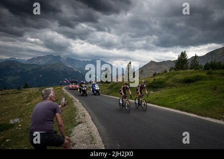 (Von L nach R) Primoz Roglic (Jumbo-Visma-Team) und Sepp Kuss (Jumbo-Visma-Team) in Aktion auf den letzten Kilometern des Col du Granon bei der Etappe 11. der Cycling Tour de France 2022. Die 11. Etappe der Tour de France 2022 zwischen Albertville und dem Col du Granon mit einer Strecke von 151,7 km. Etappensieger ist der Däne Jonas Vingegaard (Jumbo Visma Team) Der auch den ersten Platz in der Gesamtwertung auf Kosten des Slowenen Tadej Pogacar (Team VAE Emirates) einnimmt. Der Kolumbianer Nairo Quintana (ARKEA Samsic Team) belegte den zweiten Platz in den s Stockfoto