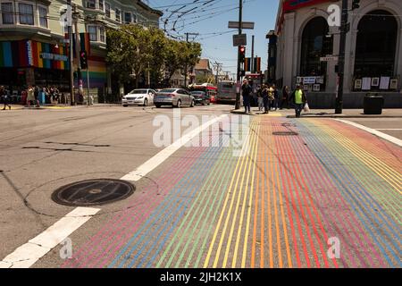 Ein Crosswalk in Regenbogenfarben. Foto aufgenommen in San Francisco, dem Castro-Viertel, einem anerkannten Viertel, das die LGBTQ-Gemeinschaft unterstützt. Stockfoto