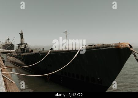 Blick auf das alte U-Boot USS Pampanito aus dem Zweiten Weltkrieg, das sich am Pier 45 in Fisherman's Wharf, San Francisco befindet. Ein schwimmendes Museum und Wahrzeichen. Stockfoto