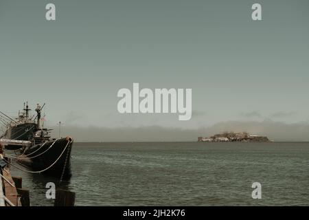 Blick auf die Insel Alcatraz und das alte U-Boot USS Pampanito aus dem Zweiten Weltkrieg. Das U-Boot ist ein schwimmendes Museum und Wahrzeichen in San Francisco, USA. Stockfoto